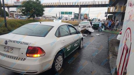 Caos vial en la Carretera 57: camión foráneo embiste taxis frente a la Terminal Potosina