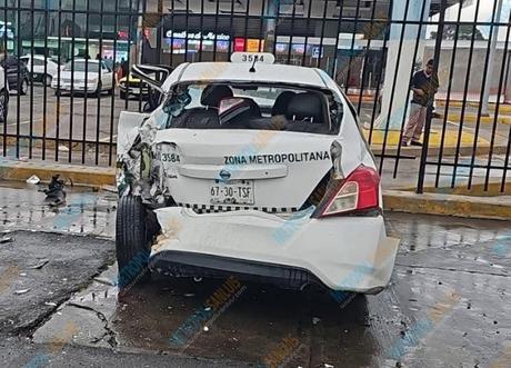 Caos vial en la Carretera 57: camión foráneo embiste taxis frente a la Terminal Potosina Caos vial en la Carretera 57: camión foráneo embiste taxis frente a la Terminal Potosina
