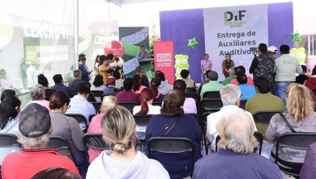 Ayuntamiento de Soledad impulsa la inclusión social con entrega de aparatos auditivos a infantes y adultos