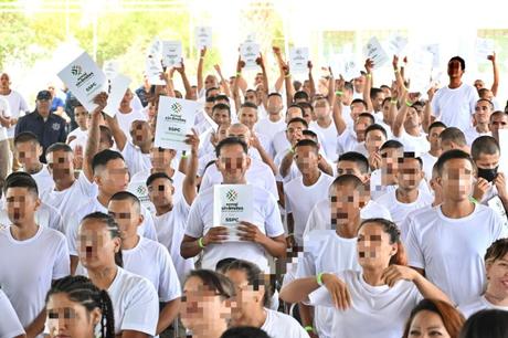 Ricardo Gallardo entrega preliberaciones a personas privadas de la libertad