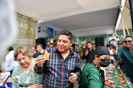 Convive Ricardo Gallardo con soledenses en el Día de la Garnacha en la Fenapo