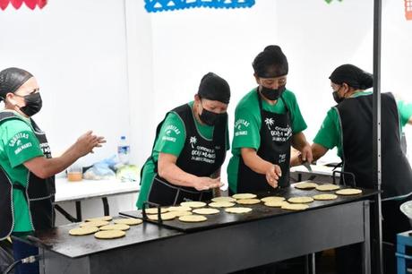 Convive Ricardo Gallardo con soledenses en el Día de la Garnacha en la Fenapo