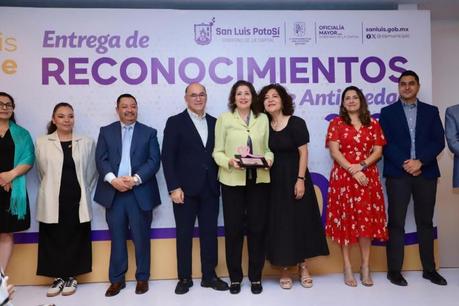 Gobierno de la Capital, comprometido con la justicia laboral, entrega reconocimientos a trabajadores