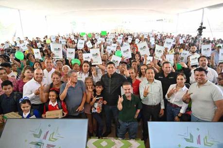 Ricardo Gallardo fortalece a familias de La Pila con entrega de lotes gratuitos