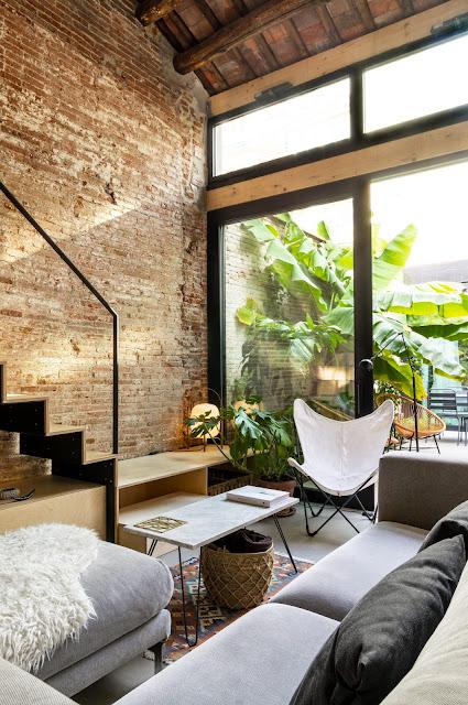 De la terraza al salón: cómo integrar muebles de jardín en el interior (sin que parezca un apaño)