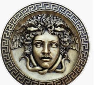 ¿POR QUÉ EN LOS ESCUDOS DE GUERRA, EN LA ANTIGÜEDAD UTILIZABAN LA CABEZA DE MEDUSA COMO MEDIO PARA ATERRORIZAR AL ENEMIGO? ¿POR QUÉ EN LOS ESCUDOS DE GUERRA, EN LA ANTIGÜEDAD UTILIZABAN LA CABEZA DE MEDUSA COMO MEDIO PARA ATERRORIZAR AL ENEMIGO?
