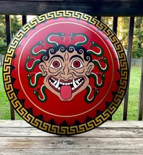 ¿POR QUÉ EN LOS ESCUDOS DE GUERRA, EN LA ANTIGÜEDAD UTILIZABAN LA CABEZA DE MEDUSA COMO MEDIO  PARA ATERRORIZAR AL ENEMIGO?