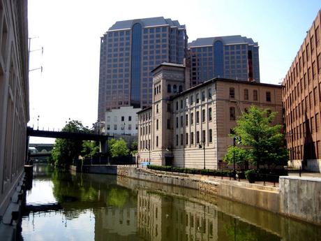 Paseo por el canal frente al río