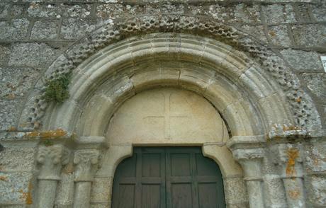 IGLESIA DE SAN MARTIÑO DE TIOBRE Detalles capiteles tímpano arquivoltas Portada Oeste ROMÁNICO EN EL CAMINO INGLÉS IGLESIA DE SAN MARTIÑO DE TIOBRE Detalles capiteles tímpano arquivoltas Portada Oeste