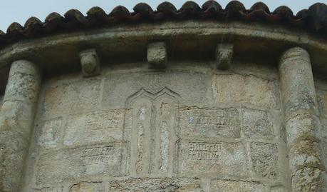 IGLESIA DE NUESTRA SEÑORA DE LAS ANGUSTIAS Detalle Ábside ROMÁNICO EN EL CAMINO INGLÉS IGLESIA DE NUESTRA SEÑORA DE LAS ANGUSTIAS Detalle Ábside