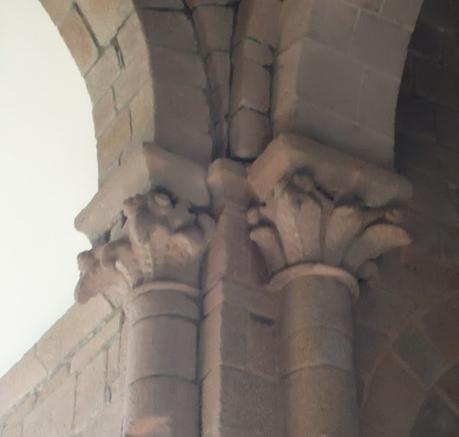 IGLESIA DEL MONASTERIO DE SAN MARTIÑO DE XUBIA Capiteles nave ROMÁNICO EN EL CAMINO INGLÉS IGLESIA DEL MONASTERIO DE SAN MARTIÑO DE XUBIACapiteles nave