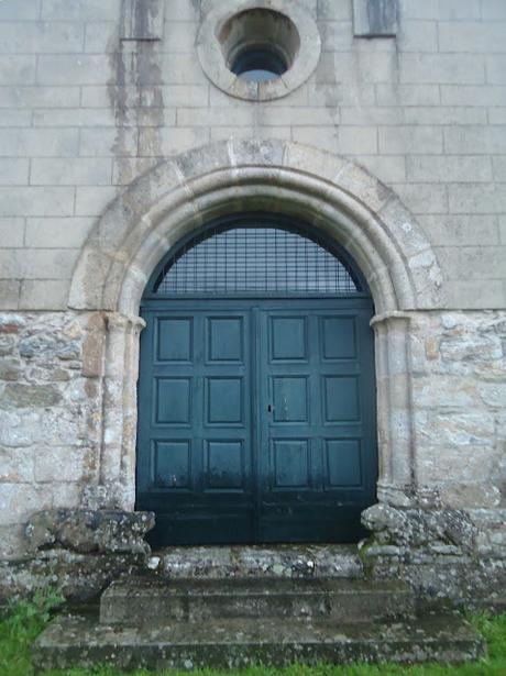 IGLESIA DE NUESTRA SEÑORA DE LAS ANGUSTIAS Fachada Portada oeste ROMÁNICO EN EL CAMINO INGLÉS IGLESIA DE NUESTRA SEÑORA DE LAS ANGUSTIAS Fachada Portada oeste