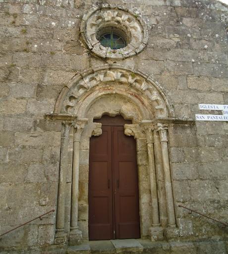 SAN PANTALEÓN DE LAS VIÑAS Portada y rosetón fachada oeste ROMÁNICO EN EL CAMINO INGLÉS IGLESIA DE SAN PANTALEÓN DE LAS VIÑAS Portada y rosetón fachada oeste