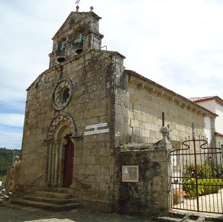 IGLESIA DE SAN PANTALEÓN DE LAS VIÑAS Fachada Sur y Oeste ROMÁNICO EN EL CAMINO INGLÉS IGLESIA DE SAN PANTALEÓN DE LAS VIÑAS Fachada Sur y Oeste