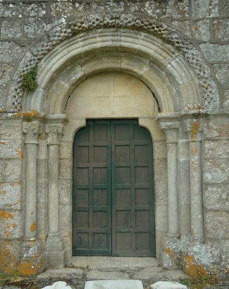 IGLESIA DE SAN MARTIÑO DE TIOBRE Portada Oeste ROMÁNICO EN EL CAMINO INGLÉS IGLESIA DE SAN MARTIÑO DE TIOBRE Portada Oeste