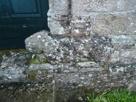 IGLESIA DE NUESTRA SEÑORA DE LAS ANGUSTIAS Leones pie columna Portada oeste 2 ROMÁNICO EN EL CAMINO INGLÉS IGLESIA DE NUESTRA SEÑORA DE LAS ANGUSTIAS Leones pie columna Portada oeste 2