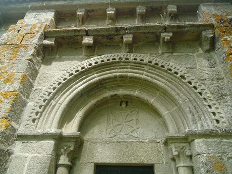 IGLESIA DE SAN MARTIÑO DE TIOBRE Detalles capiteles tímpano arquivoltas Portada Sur ROMÁNICO EN EL CAMINO INGLÉS IGLESIA DE SAN MARTIÑO DE TIOBRE Detalles capiteles tímpano arquivoltas Portada Sur