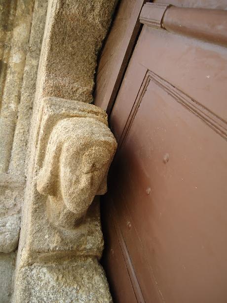 SAN PANTALEÓN DE LAS VIÑAS Ménsula portada oeste 2 ROMÁNICO EN EL CAMINO INGLÉS IGLESIA DE SAN PANTALEÓN DE LAS VIÑAS Ménsula portada oeste 2