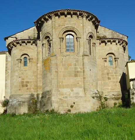 MONASTERIO DE SAN MARTIÑO DE XUBIA Cabecera triabsidal ROMÁNICO EN EL CAMINO INGLÉS IGLESIA DEL MONASTERIO DE SAN MARTIÑO DE XUBIA Cabecera triabsidal
