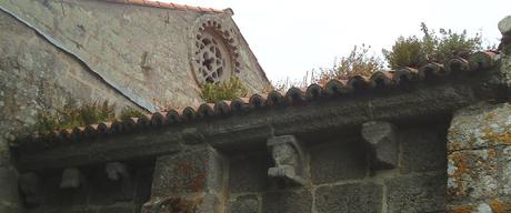 IGLESIA DE SAN MARTIÑO DE TIOBRE Canecillos ábside sur ROMÁNICO EN EL CAMINO INGLÉS IGLESIA DE SAN MARTIÑO DE TIOBRE Canecillos ábside sur