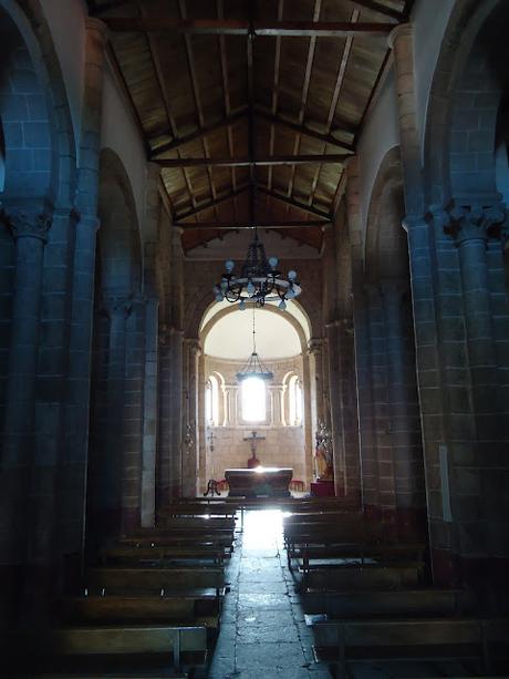 IGLESIA DEL MONASTERIO DE SAN MARTIÑO DE XUBIA Interior nave ROMÁNICO EN EL CAMINO INGLÉS IGLESIA DEL MONASTERIO DE SAN MARTIÑO DE XUBIA Interior nave