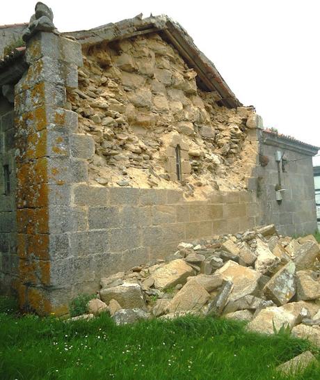 IGLESIA DE SAN MARTIÑO DE TIOBRE Ábside central derrumbado ROMÁNICO EN EL CAMINO INGLÉS IGLESIA DE SAN MARTIÑO DE TIOBRE Ábside central derrumbado