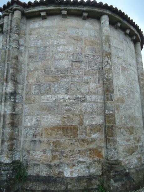 IGLESIA DE NUESTRA SEÑORA DE LAS ANGUSTIAS Ábside ROMÁNICO EN EL CAMINO INGLÉS IGLESIA DE NUESTRA SEÑORA DE LAS ANGUSTIAS Ábside