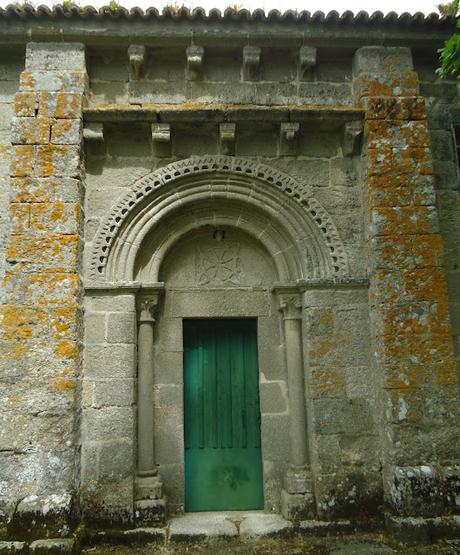 IGLESIA DE SAN MARTIÑO DE TIOBRE Portada Sur ROMÁNICO EN EL CAMINO INGLÉS IGLESIA DE SAN MARTIÑO DE TIOBRE Portada Sur
