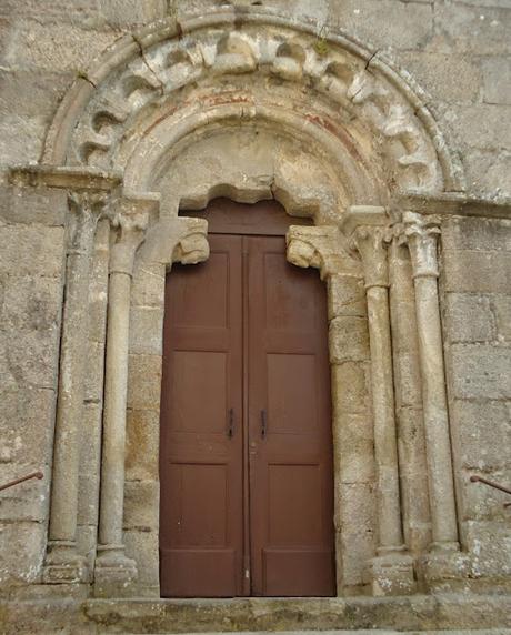 SAN PANTALEÓN DE LAS VIÑAS Portada oeste ROMÁNICO EN EL CAMINO INGLÉS IGLESIA DE SAN PANTALEÓN DE LAS VIÑAS Portada oeste