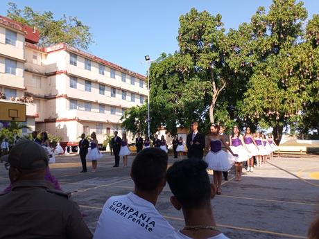 Quince años entre princesas y galanes Quince años entre princesas y galanes