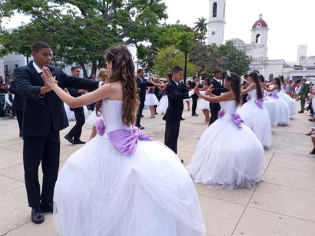 Quince años entre princesas y galanes Quince años entre princesas y galanes