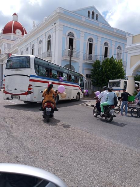 Quince años entre princesas y galanes Quince años entre princesas y galanes