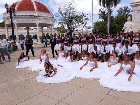Quince años entre princesas y galanes Quince años entre princesas y galanes