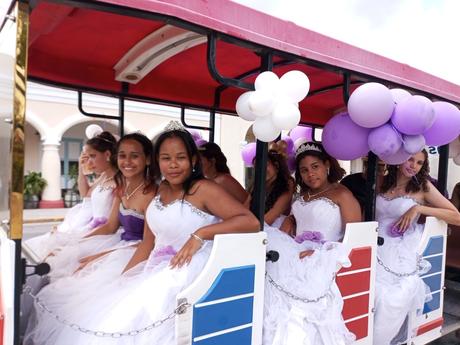 Quince años entre princesas y galanes Quince años entre princesas y galanes