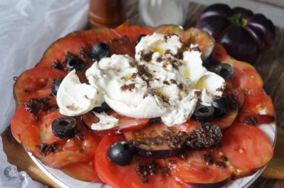 Ensalada de tomate con burrata
