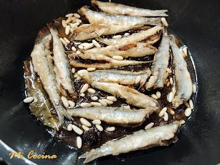 BOQUERONES EN ESCABECHE DE VINO MOSCATEL, PASAS Y PIÑONES BOQUERONES EN ESCABECHE DE VINO MOSCATEL, PASAS Y PIÑONES