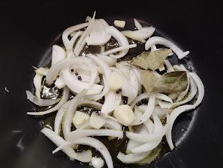 BOQUERONES EN ESCABECHE DE VINO MOSCATEL, PASAS Y PIÑONES BOQUERONES EN ESCABECHE DE VINO MOSCATEL, PASAS Y PIÑONES