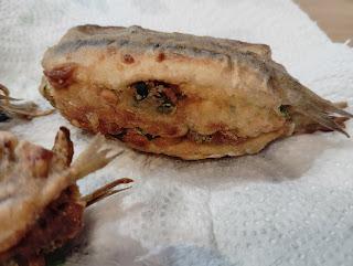 BOQUERONES RELLENOS DE ACELGAS, PASAS Y PIÑONES SOBRE CREMA DE QUESO DE CABRA.
