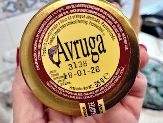 BOQUERONES RELLENOS DE ACELGAS, PASAS Y PIÑONES SOBRE CREMA DE QUESO DE CABRA.