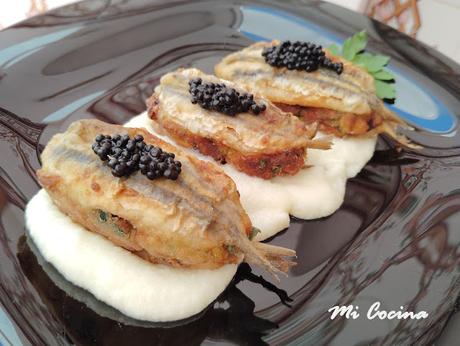 BOQUERONES RELLENOS DE ACELGAS, PASAS Y PIÑONES SOBRE CREMA DE QUESO DE CABRA.