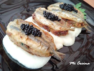 BOQUERONES RELLENOS DE ACELGAS, PASAS Y PIÑONES SOBRE CREMA DE QUESO DE CABRA.