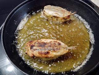 BOQUERONES RELLENOS DE ACELGAS, PASAS Y PIÑONES SOBRE CREMA DE QUESO DE CABRA.