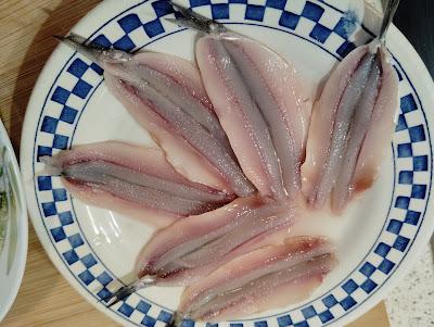 BOQUERONES RELLENOS DE ACELGAS, PASAS Y PIÑONES SOBRE CREMA DE QUESO DE CABRA.