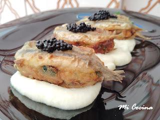 BOQUERONES RELLENOS DE ACELGAS, PASAS Y PIÑONES SOBRE CREMA DE QUESO DE CABRA.