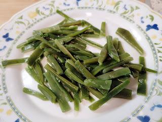 ENSALADILLA MALAGUEÑA DE MERLUZA Y PATATAS CON HABICHUELAS VERDES.