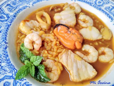 CAZUELA DE ARROZ CALDOSO DE PESCADOS Y MARISCOS