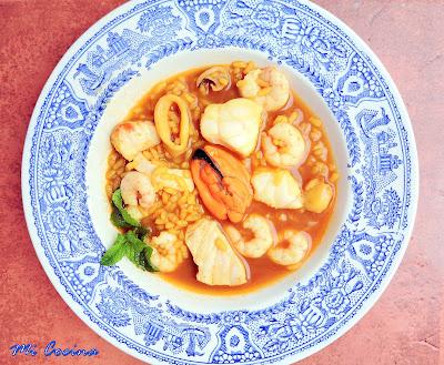 CAZUELA DE ARROZ CALDOSO DE PESCADOS Y MARISCOS