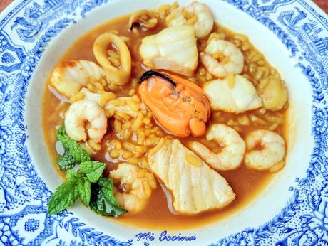 CAZUELA DE ARROZ CALDOSO DE PESCADOS Y MARISCOS