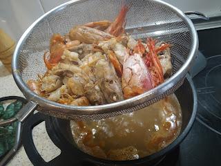 CAZUELA DE ARROZ CALDOSO CON BROTOLAS Y  GAMBAS ROJAS