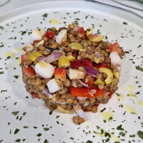 Ensalada de lentejas de tierra de campos con sepia y verduras